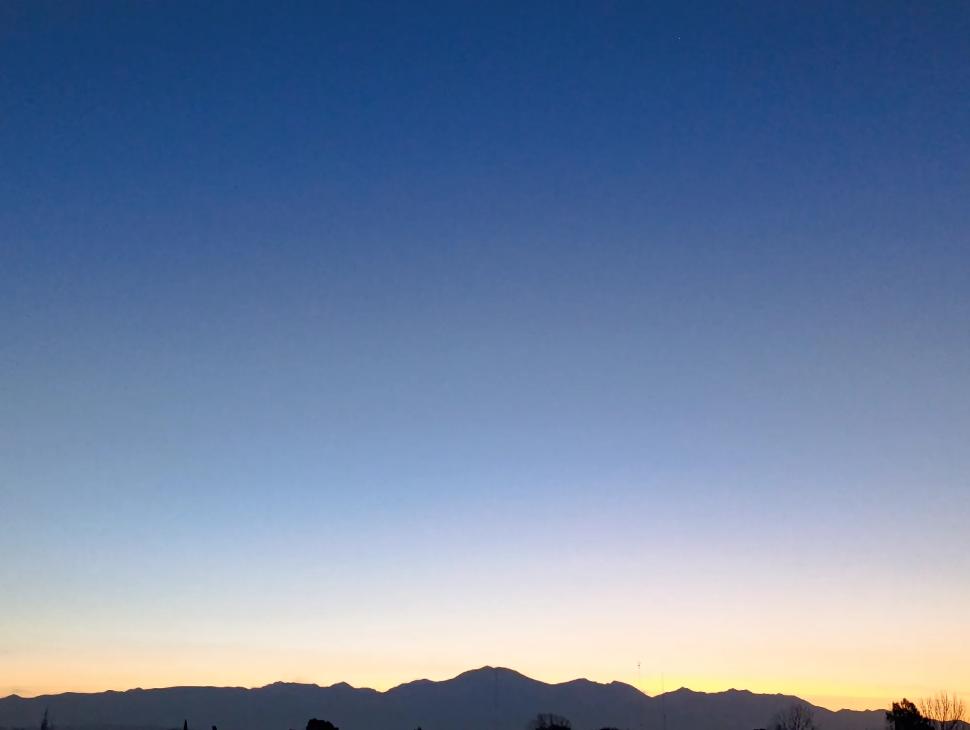 Cielo de invierno sobre la cordillera