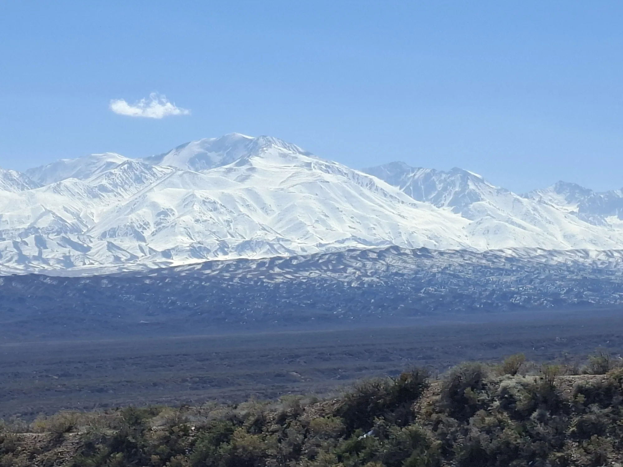 Cordillera nevada sobre el valle